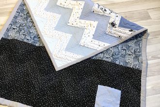 Quilt, Patchworkdecke, Geburt, Geschenk, Geburtsgeschenk, quilten, Zickzack, blau, grau, schwarz, Junge, Baby