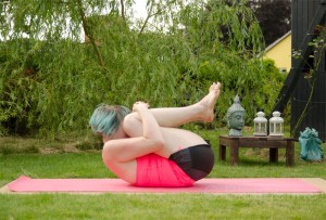 yoga knie zum kien position apanasana knee-to-head-pose entspannung rückenentspannung asana position