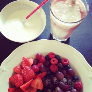 abnehmen diät gesundes essen frühstück Obst joghurt Fitnessgirl sport