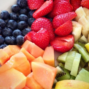Gesundes Frühstück, Joghurt, Quark, Nüsse, Blütenmischung, frisches Obst, Obst,  gesund Leben