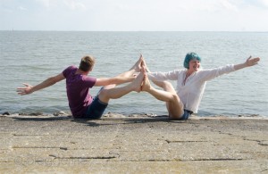 Yoga, Yoga überall, yoga everywhere, Partneryoga, Boot, wide legged seated pose, Strand, Wattenmeer, Nordsee, Wilhelmshaven
