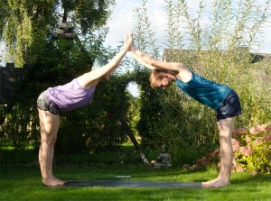 Partneryoga, Yoga, Schulteröffnung, Dehnung, fit sein, fit mit Partner, asana, partner asana, shoulder opener