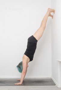 Handstand, how to handstand, wie mache ich einen Handstand, Armbalance, Inversion, Umkehrhaltung, Yoga, tutorial, an der Wand, Schultertraining