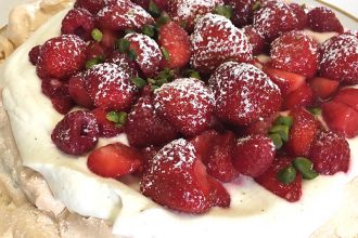 Erdbeere, Erdbeeren, Erdbeersaison, Rezept, Rezepte mit Erdbeeren, Pavlova, Erdbeerkuchen, Baiser, Dessert