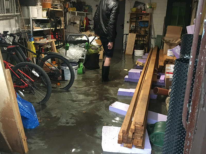 Unwetter, Starkregen, Überschwemmung, Wasser im Keller, Gulli verstopft