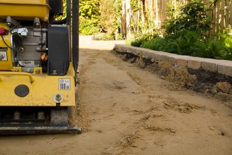 Garten, Garten gestalten, selbst gestalen, selber machen, diy, Gemüsegarten, Gartenweg, Naturstraße, naturnaher Garten, Baustraße, Rüttelplatte