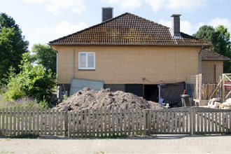 Garten, Garageneinfahrt, Garten selbst gestalten, Erdhaufen, Gemüsegarten