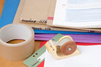 Zero Waste, wenig Plastik, kein Plastik, plastikfrei, nachhaltig, Nachhaltigkeit, Schule, Büro, Studium, Klebeband, Klebebandabroller aus Holz, Metallanspitzer, Buchumschlag, Packpapier, Vokabelkasten aus Holz