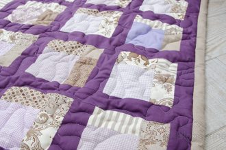 Quilt, Babyquilt, Babypatchworkdecke, Patchworkdecke, Decke, Geburt, Baby, Mädchen, lila, braun, Geburtsgeschenk, Geschenk, Taufe, Taufgeschenk, nähen, quilten, selber machen, individuell, personalisiert