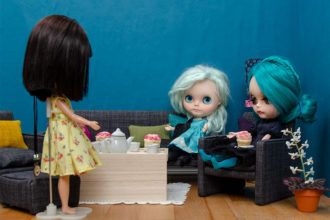 MargoTravellingBlythe, Blythe, diy, Margo, Karolin Felix, Puppe, doll, traveling blythe, Fotografie, Puppenfotografie, Kuchen, Sharon Avital, custom blythe, türkis, aqua, Puppenmöbel