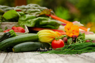 Gemüsegarten, Gemüse, Fruchfolge, Selbstversorger, Zucchini, Schnittlauch, Mangold, Tomate, Erdbeeren, Thymian, Kapuzinerkresse