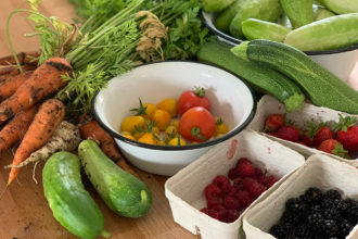 einkochen, einmachen, einwecken, konservieren, haltbar machen, Weckglas, Twist-Off-Glas, Zucchini, Karotten, Möhren, Gurken, Einlegegurken, süß-sauer, Knoblauch, Dill, Piment, Pfefferkörner, Senfkörner, Selbstversorger