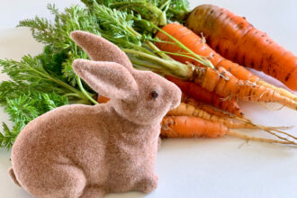 Frohe Ostern Ostserhase und Möhren