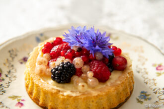 Törtchen mit Johannisbeeren und Kornblume