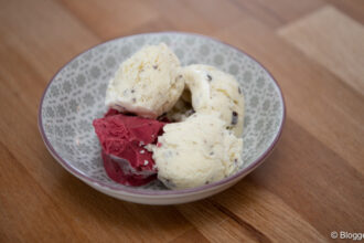 vier Kugel Eis, Fruchteis, Vanille mit Schokostreusel