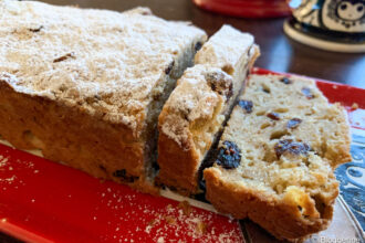 Apfel-Cranberry-Kuchen mit Puderzucker