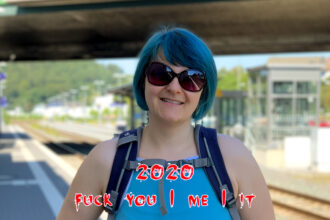 Aline mit Sonnebrille im Sommer auf einem Bahnhof, Text: 2020 fuck you/me/it