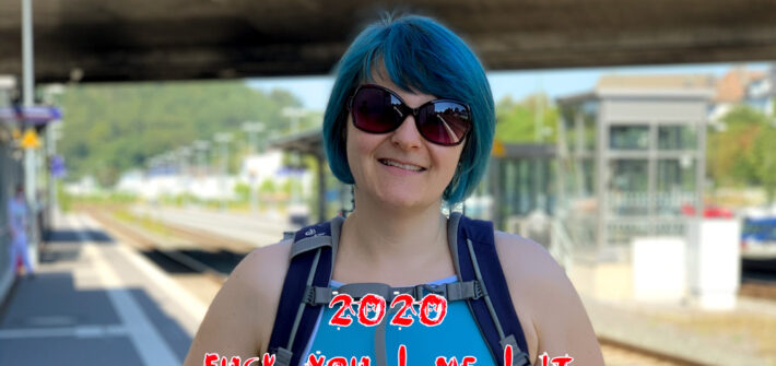 Aline mit Sonnebrille im Sommer auf einem Bahnhof, Text: 2020 fuck you/me/it