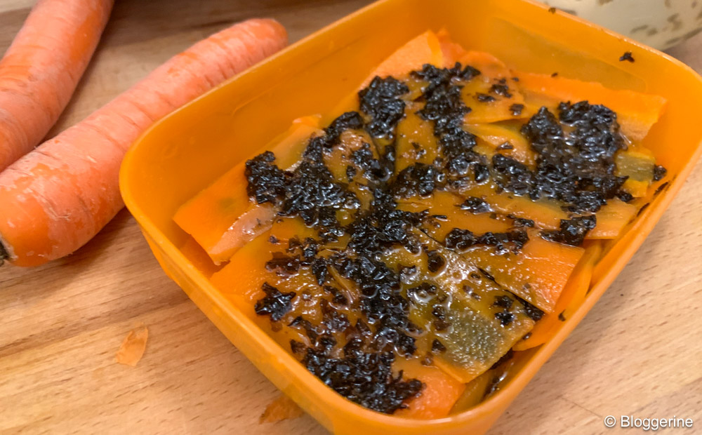 Karotten eingelegt in Norimarinade in orange farbener Schale