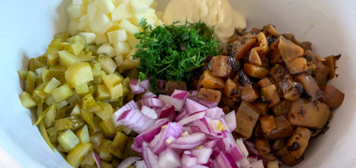 Zwiebeln, Gewürzgurke, rote Zwiebel, eingelegt Aubergine, Mayonaise und geschnittener Dill in einer Schüssel, noch nicht vermengt