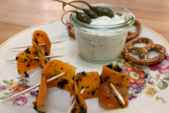 Karottenlachs auf Spieß mit Creme in kleinem Glas