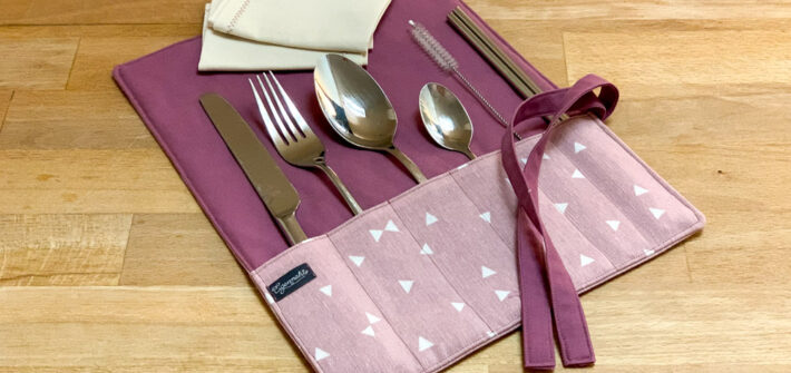 eckige Bestecktasche in rosa-lila mit Besteck, Glasstrohhalm und Reinigungsbürste