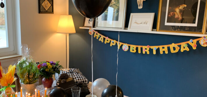 Geburtstagstisch mit schwarzen Ballons